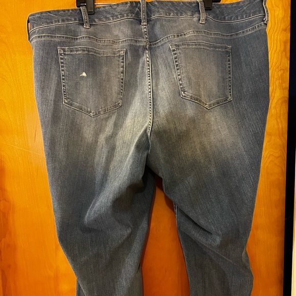 Boyfriend cropped jeans. - Picture 2 of 4